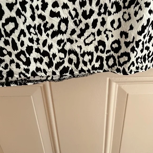 Criss Cross leopard print blouse size large - Picture 6 of 10